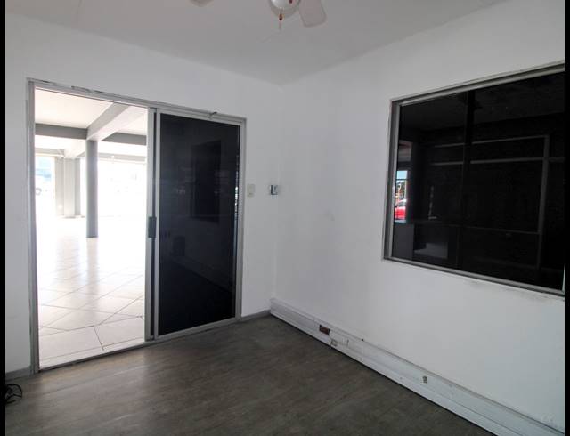 824M² SHOWROOM FOR SALE IN GLENLILLY